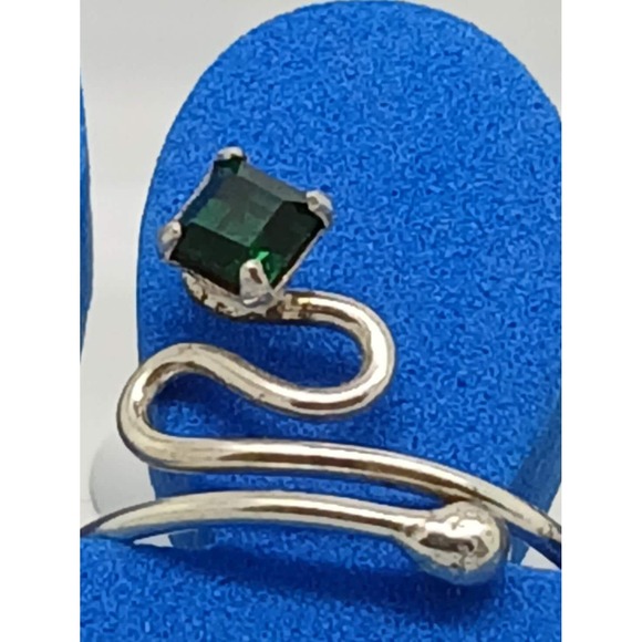 Vintage Jewelry - Swirly Emerald Green Crystal Rhinestone Toe Ring Adjustable Size Sterling Silver